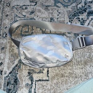 Lululemon Belt bag • silver camo